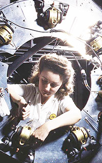 Femme inspectant le fuselage d'un des moteurs d'un bombardier B-25